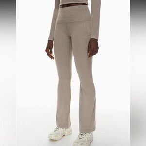 Aritzia TnaBUTTER™ Cheeky Pocket Flare Hi Legging Turner Taupe Size S NWT